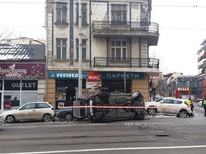София: Лек автомобил се е преобърнал на бул. „Мадрид“