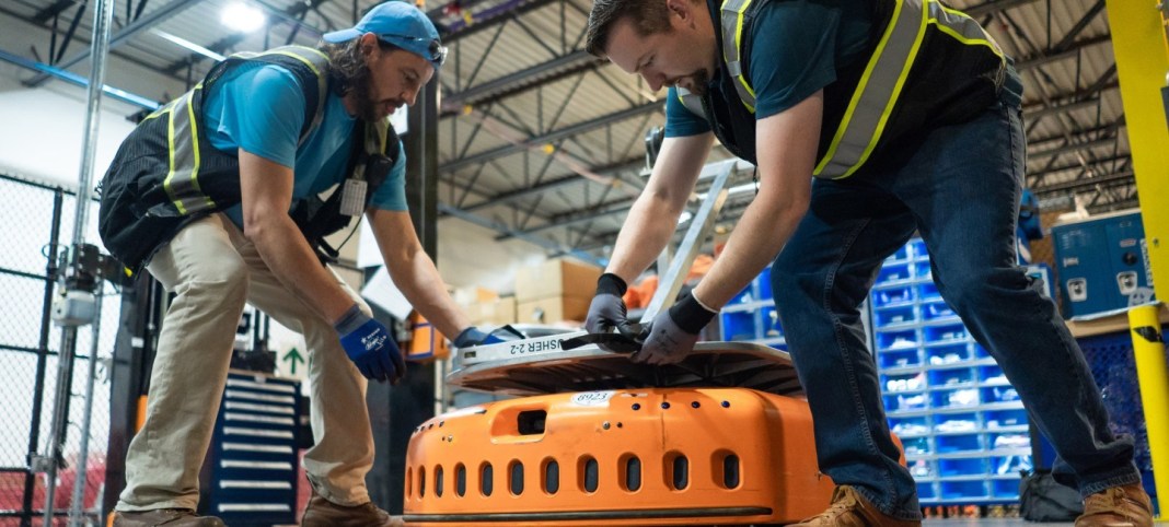 Ето как хора и роботи работят рамо до рамо в складовете на Amazon