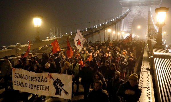 Сълзотворен газ срещу протестиращи в Будапеща