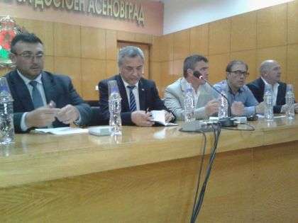 Протестите в Асеновград продължават, полицията в махалата остава