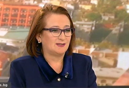Бивша шефка на Агенцията за българите в чужбина пробва да оправдае арестувания ѝ шеф