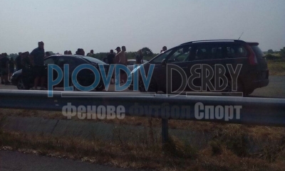 УЖАСЪТ на магистралата започна! Ултраси на Локо и Ботев се млатят с бухалки на паркинг! СНИМКИ