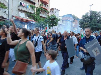 Асеновград с ултиматум към институциите: Действайте бързо с ромите, или протест до дупка