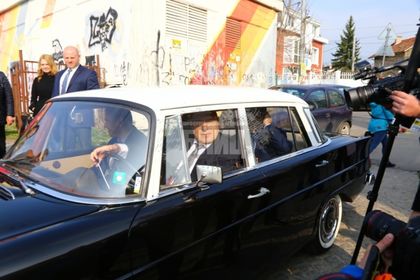 Бойко Борисов предизвика невиждан интерес със старинния си мерцедес (СНИМКИ)