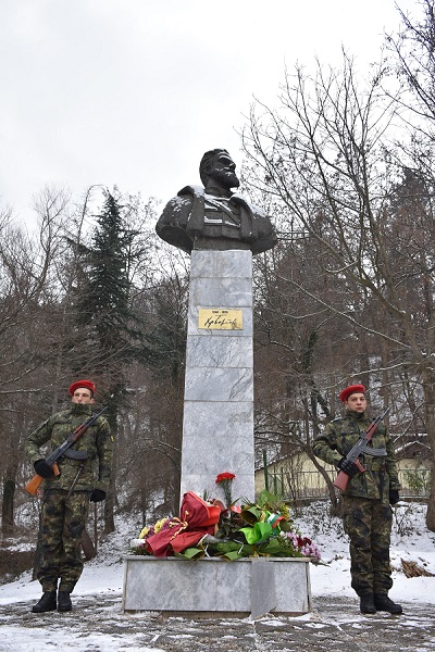 Благоевград: С поднасяне на цветя и венци пред паметника на Христо Ботев бяха отбелязани в града 171 години от рождението на поета и революционер