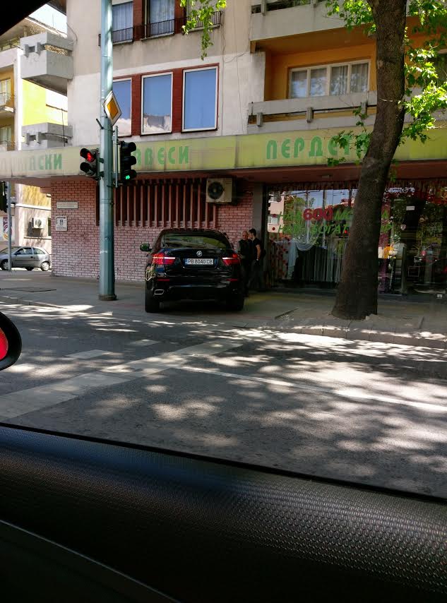 Баварец зае тротоар