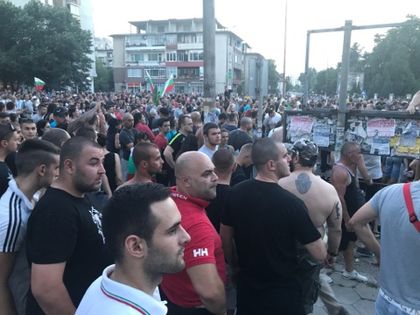Шествието стигна подстъпите на ромската махала! 1000 тежко въоръжени ченгета пазят ромите! (СНИМКИ/ВИДЕО)