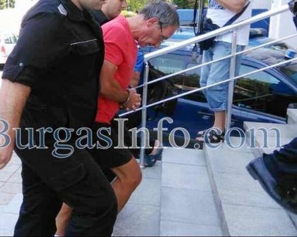 Гнусният английски педофил влезе в съда в Бургас, иска на свобода (СНИМКИ)
