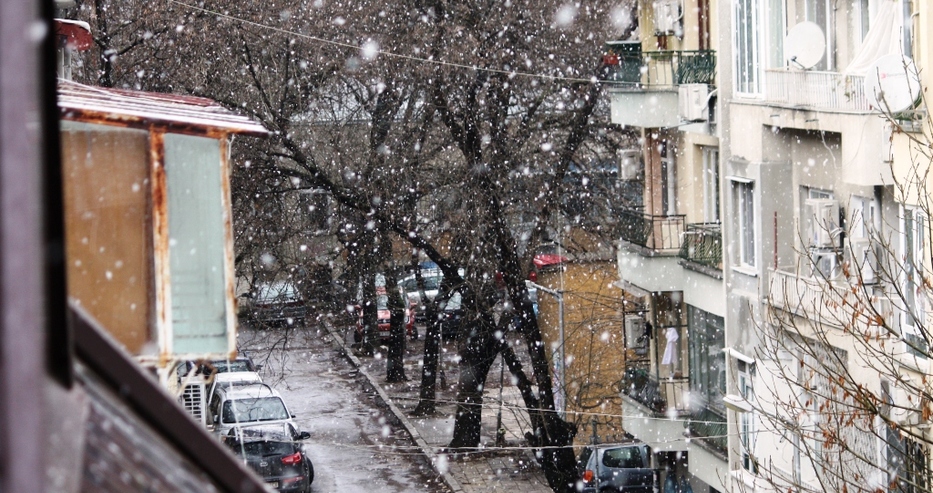 Снегът стигна до Варна, вече вали на парцали (снимка)