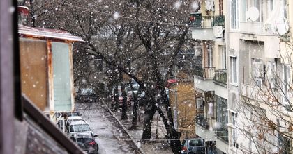 Снегът стигна до Варна, вече вали на парцали (снимка)