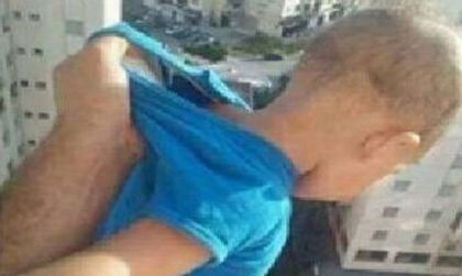 1000 лайка или го пускам: Баща провеси бебето си от 15-ия етаж!
