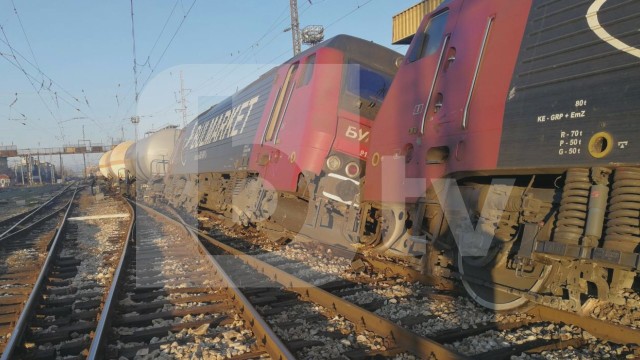 Първи СНИМКИ на дерайлиралият влак с вагони пропан-бутан на гара Пловдив