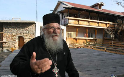 Отец Иван затъна в дългове