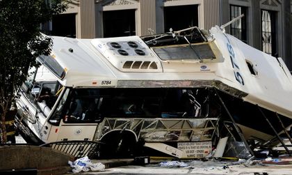 Училищен и градски автобус се блъснаха, шестима загинали