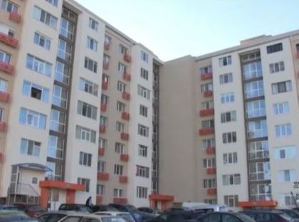Бургазлии гледат и не вярват на очите си! Саниран за 3 млн. лв. блок протече! От таваните шурти вода, висят кабели, горят климатици (СНИМКИ)
