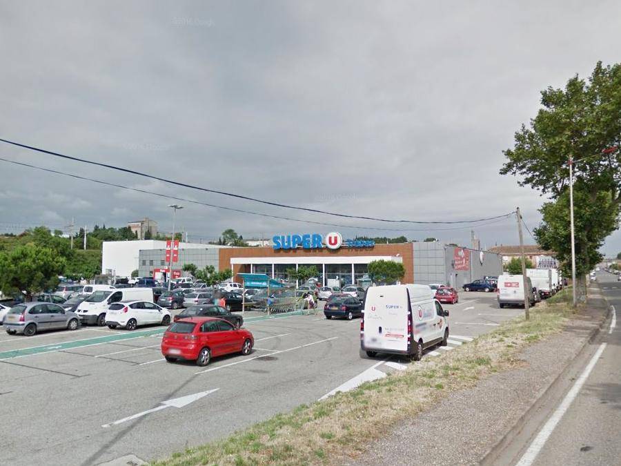 Извънредно! Полицай е застрелян, а мъж е взет за заложник в супермаркет в Южна Франция!
