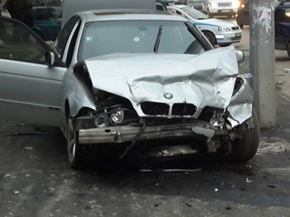 БМВ се заби челно в Нисан на мост в Пловдивско, трета кола се блъсна острани в немското возило
