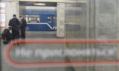 Санкт Петербург под напрежение: Съмнения за още бомби в метрото