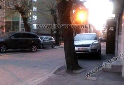 Вижте как паркира джипа си общински съветник от Хасково