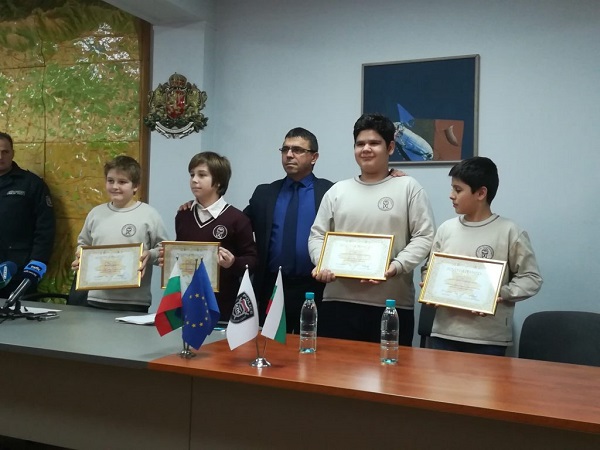 Пловдив: Наградиха четирима шестокласници от града предали открили и предали на полицията голяма сума пари