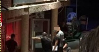 Извънредно от Златни пясъци! Полицаи в маски натръшкаха няколко мъже пред оборотна кръчма (СНИМКИ)