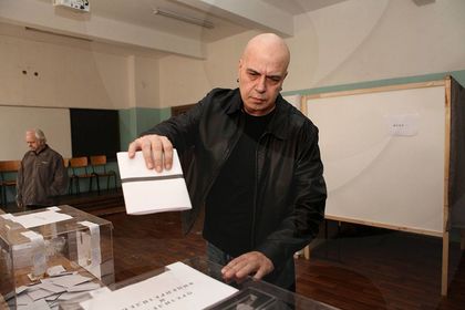 Слави гласува, на косъм да се издъни за референдума