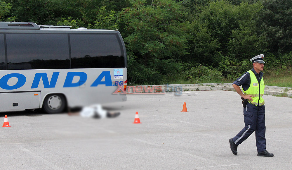 Автобус прегази шофьора си пред музея в Александрово/видео/