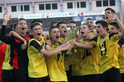 Шампионите от набор 2002 показват Купата пред феновете преди мача с ЦСКА-София