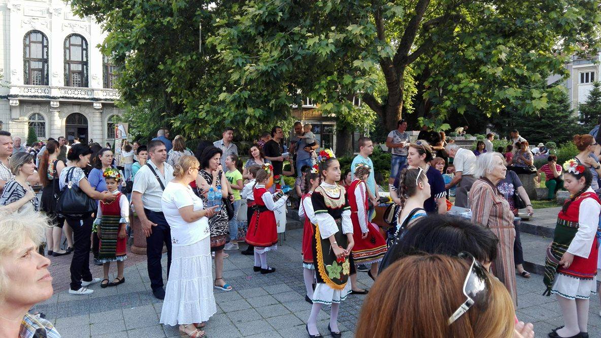 Деца обраха бурни аплодисменти на Главната! Шашнаха всички с много танци и музика СНИМКИ