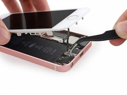 Парадокс: Плащат на работници на iPhone колкото струва апарата