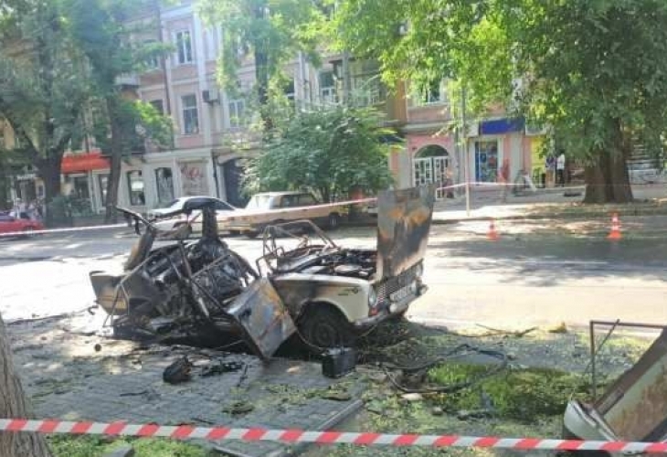 Атентат в центъра на Одеса! Взривен е автомобил (ВИДЕО)