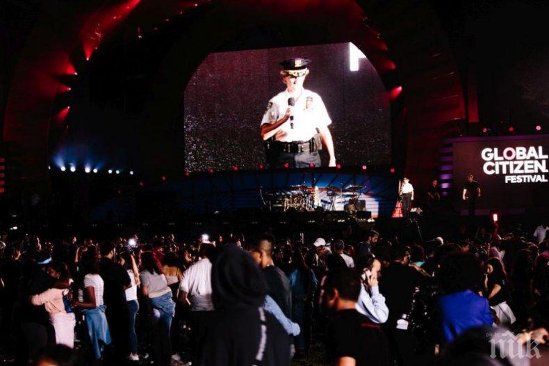 Паника по време на музикален фестивал в Ню Йорк! Хората крещят: Изстрели!