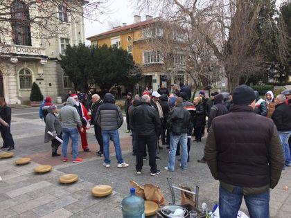 Без скара и бира на протеста на таксиджиите! Полицията плаши с глоби (СНИМКИ)