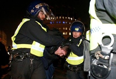 Арестуваха близо 50 антисистемни демонстранти в Лондон