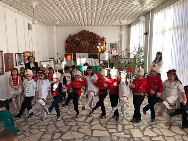 Перник: Детска градина „Знаме на мира“ празнува по случай Трети март