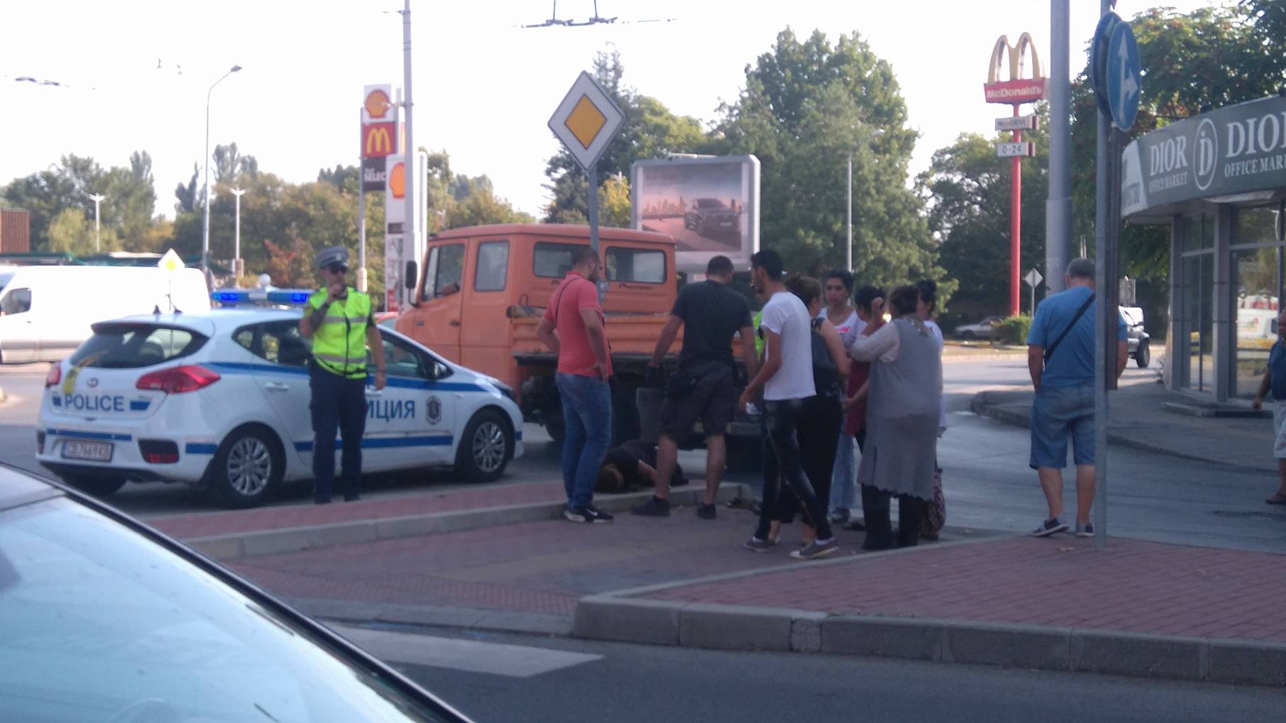 Отнесоха жена на пешеходна пътека в Пловдив, шофьорът избяга СНИМКИ 18+