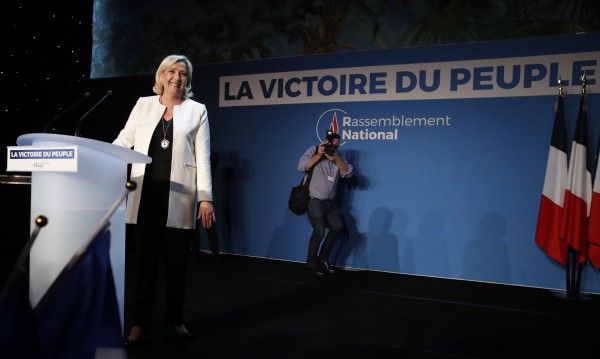 Марин льо Пен води на Макрон на изборите във Франция