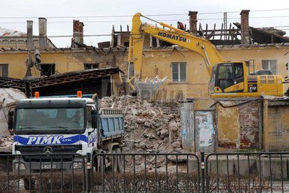 Събарят багажното на гарата, за да строят хотел (снимки)