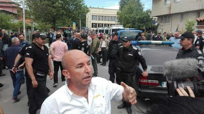 Напрежение между ДПС и ДОСТ в Джебел за празника на града, има задържани! (СНИМКИ)