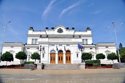 32 дни ваканция за депутатите
