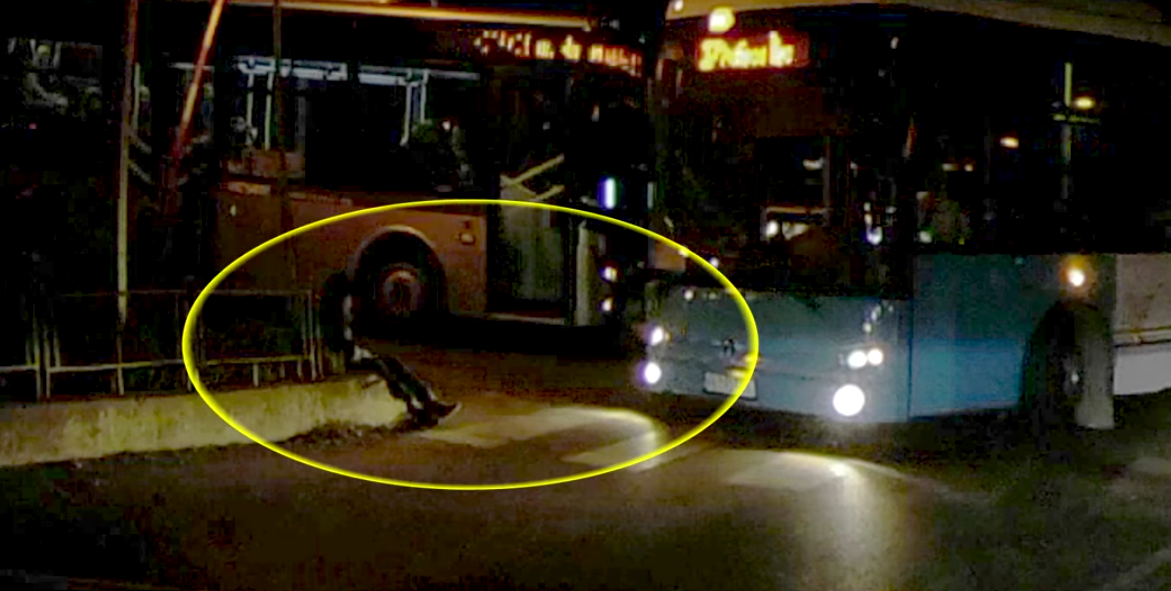 ВИДЕО: Жоро Визиото помогна на жена, която се спъна и падна на прелез! Никой друг не си мръдна пръста, а рейс за малко да я прегази!