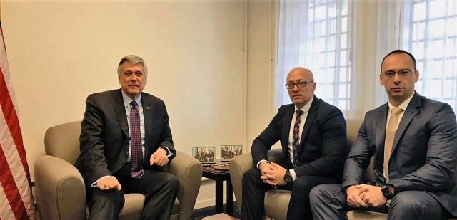 Локално“ (Македония): Американският посланик в Прищина поиска от лидерите на косовските сърби да останат в институциите на Косово