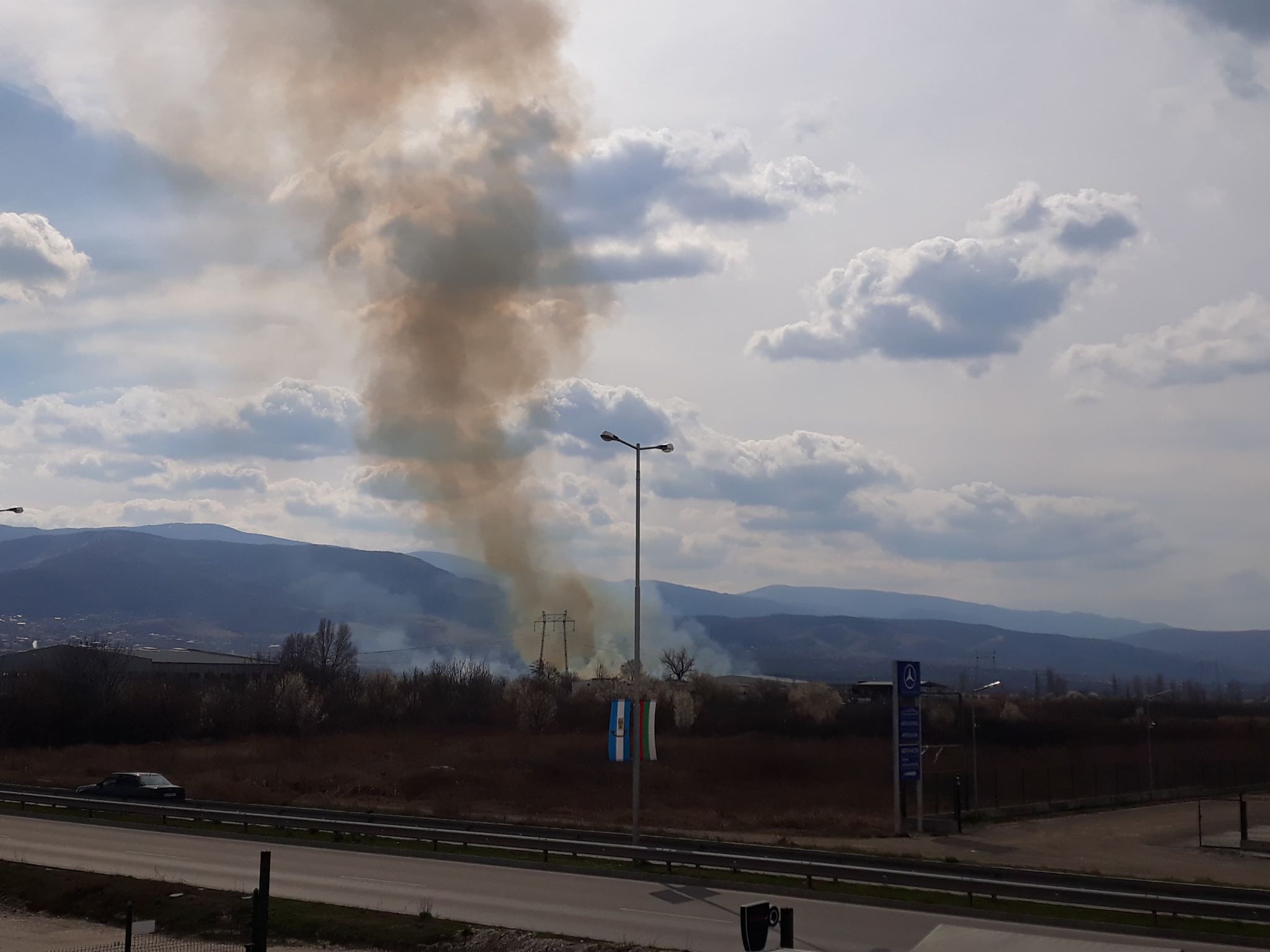 Пожар на Околовръстното на Пловдив, облаци дим над пътя