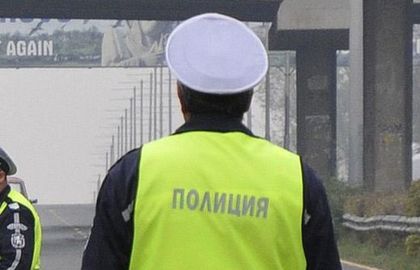 Нарушител подхвърли 50 евро на полицаи, озова се в ареста