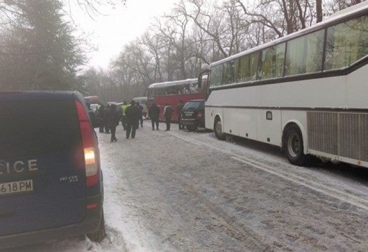 Първи СНИМКИ от смъртоносния удар на кола в автобус, пълен с деца, във Варненско