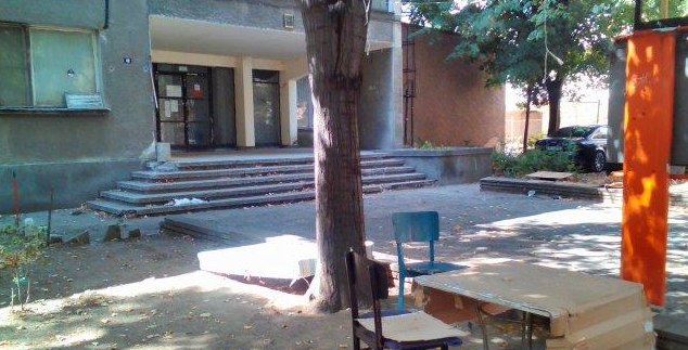 В Пловдив: Проститутка отвори офис в градинката на блок!