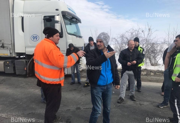 Меле с два ТИР-а затвори Е-79, единият водач бил неадекватен и паднал на земята (СНИМКИ)