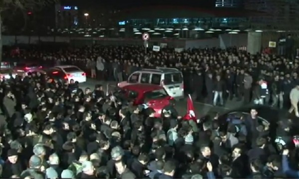 Сълзотворен газ и водно оръдие срещу протестиращи в Анкара