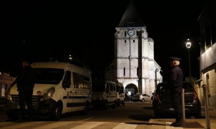 Обвинения за мъж след убийството на френския свещеник