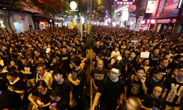 Хонконг не се отказва – въпреки насилието, хиляди протестират